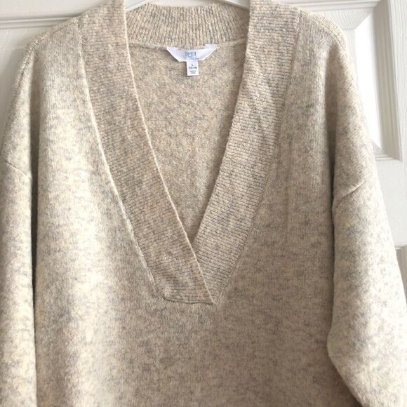 Women’s V-neck Oatmeal Sweater - Picture 7 of 8